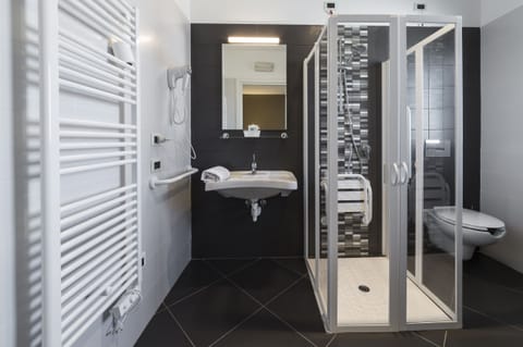 Superior Double Room | Accessible bathroom