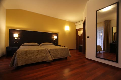 Down comforters, in-room safe, desk, free WiFi