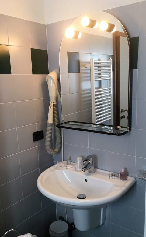 Standard Double Room | Bathroom | Shower, free toiletries, hair dryer, bidet