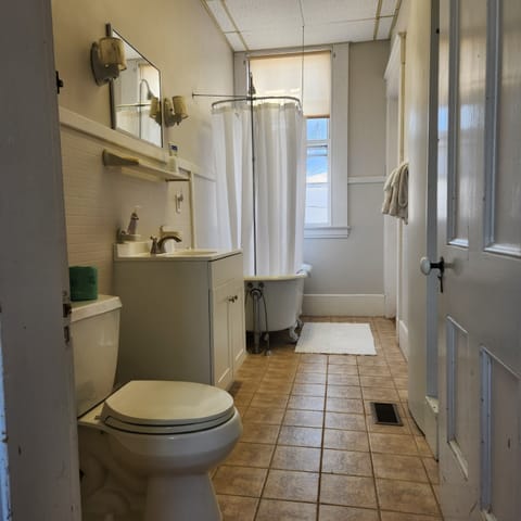 Basic Room, 2 Twin Beds, Non Smoking (Room 5, Second Floor) | Bathroom | Hair dryer, towels