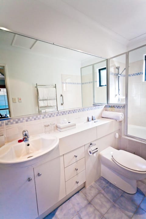 Garden Suite | Bathroom | Free toiletries, hair dryer, bathrobes, towels