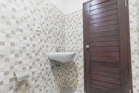 Standard Double Room | Bathroom | Shower, rainfall showerhead, towels, soap