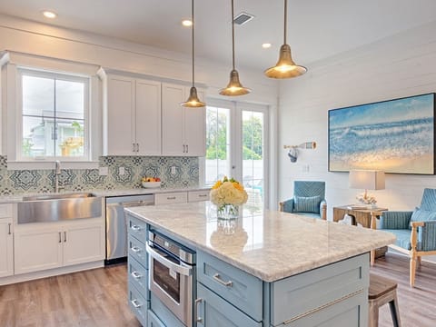 🍽️ Open kitchen, dining area with ample natural light