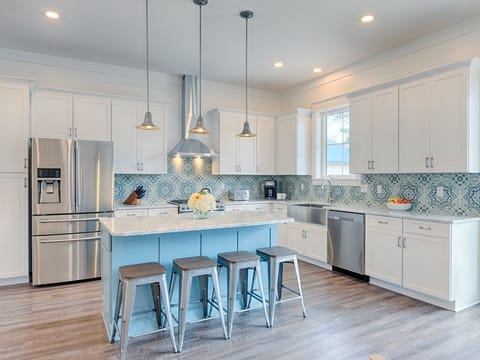 🍽️ Open kitchen, dining area with ample natural light