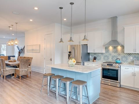 🍽️ Open kitchen, dining area with ample natural light