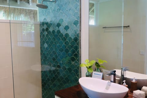 Villa, 1 King Bed, Private Pool, Pool View (Batu Sepatu) | Bathroom | Shower, towels, soap, shampoo
