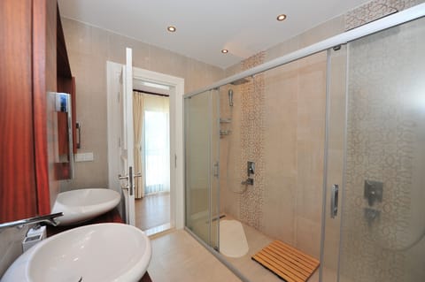 Exclusive Suite, Pool View | Bathroom | Shower, rainfall showerhead, designer toiletries, hair dryer