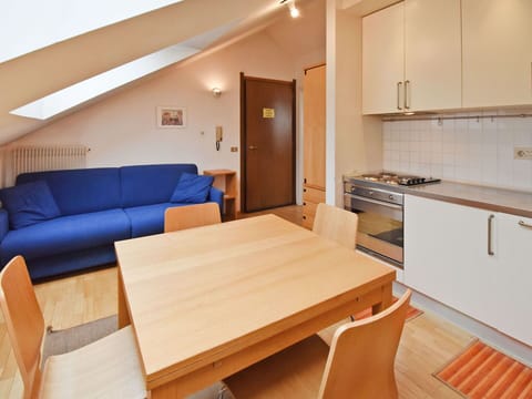 Property, Room, Furniture, Interior Design, Building, Table, House, Real Estate, Floor, Loft