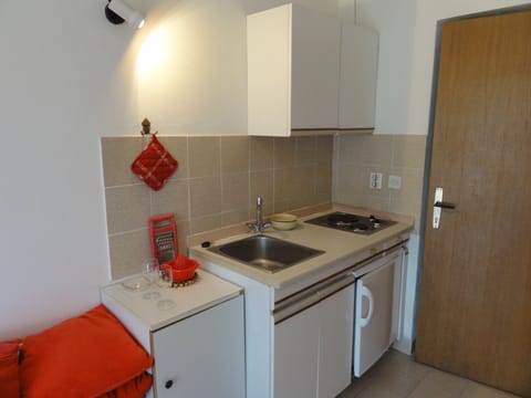 Apartment, 1 Bedroom (2) | Private kitchenette | Fridge, oven, stovetop, cookware/dishes/utensils