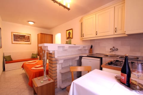 Studio (Apartment) | Private kitchenette | Fridge, stovetop, cookware/dishes/utensils