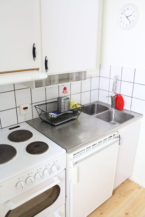 Apartment, 2 Bedrooms (Annex) | Private kitchen | Fridge, microwave
