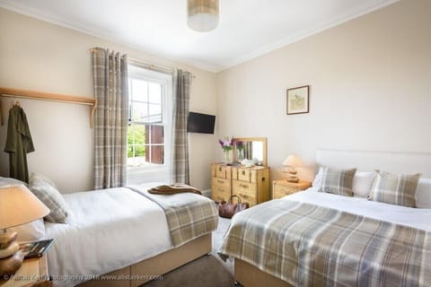 Deluxe Twin Room, 2 Queen Beds | Premium bedding, free WiFi, bed sheets