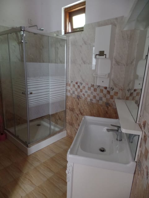 Deluxe Double or Twin Room | Bathroom | Shower, rainfall showerhead, towels