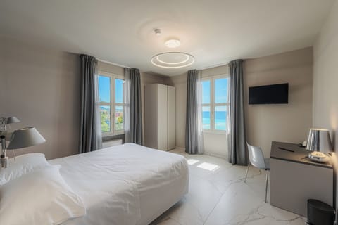 Deluxe Double Room, Sea View | Desk, bed sheets