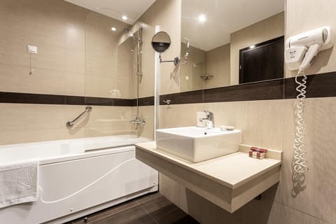 Comfort Apartment | Bathroom | Free toiletries, hair dryer, slippers, towels