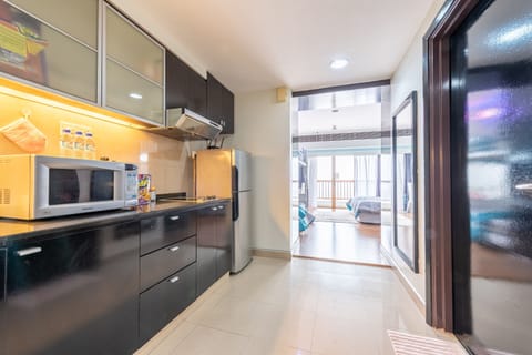 Deluxe Studio Suite (22-105) | Private kitchenette | Fridge, microwave, stovetop, electric kettle