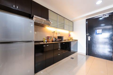 Family Studio Suite (22-106) | Private kitchenette | Fridge, microwave, stovetop, electric kettle