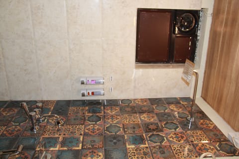 Executive Room | Bathroom | Shower, towels