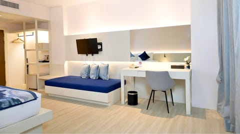 Grand Deluxe Newly Renovate | In-room safe, free WiFi, bed sheets