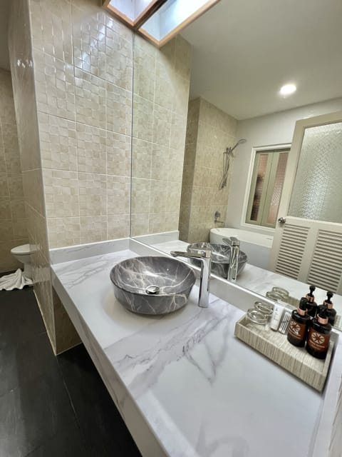 Junior Suite (4 Pax) | Bathroom | Free toiletries, hair dryer, towels, soap