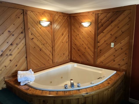 Suite, 1 King Bed, Jetted Tub | Jetted tub