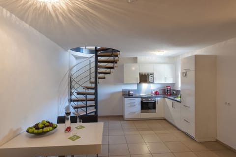 Suite Apartment | Private kitchen | Full-size fridge, microwave, coffee/tea maker, electric kettle