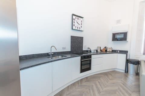 Luxury Apartment, Private Bathroom, City View (Buckingham) | Shared kitchen