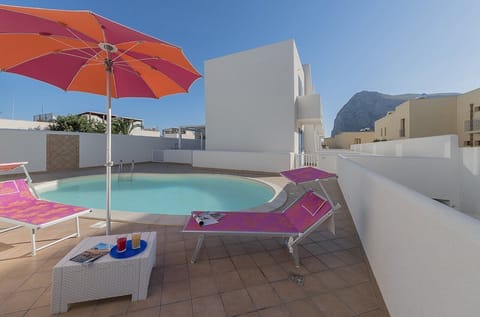 Seasonal outdoor pool, pool umbrellas, sun loungers