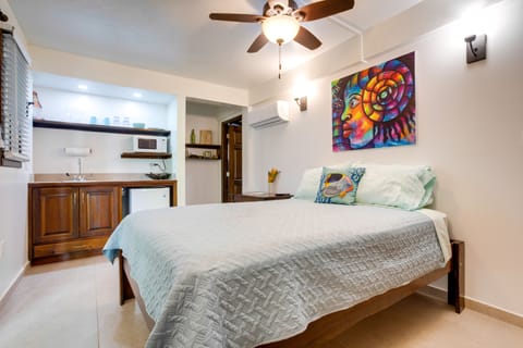 Comfort Studio | In-room safe, blackout drapes, iron/ironing board, free WiFi