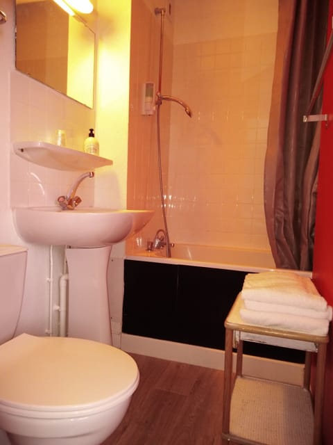 Family Room | Bathroom | Shower, free toiletries, towels, soap