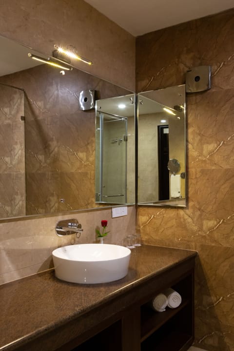 Suite | Bathroom | Shower, towels