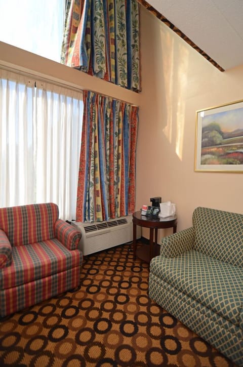 Suite, 2 Bedrooms, Non Smoking | Premium bedding, desk, iron/ironing board, free WiFi