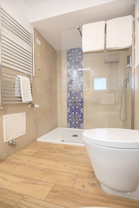 Double Room | Bathroom | Shower, rainfall showerhead, free toiletries, hair dryer