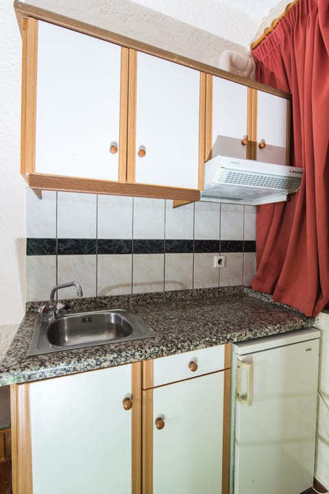 Basement/Economy Double Studio | Private kitchenette | Fridge, stovetop, electric kettle, cookware/dishes/utensils