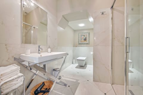 Apartment (12/1) | Bathroom | Shower, hair dryer, towels