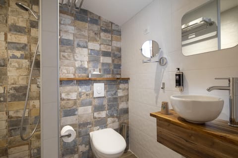 Superior Double Room | Bathroom | Shower, free toiletries, hair dryer, towels