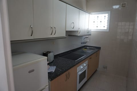 Studio | Private kitchen | Fridge, stovetop, coffee/tea maker, electric kettle