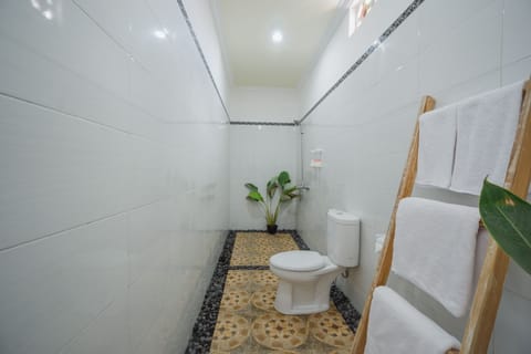 Deluxe Double Room, Sea View | Bathroom | Shower, hair dryer, towels, soap