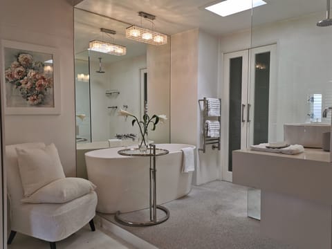 Luxury Apartment | Bathroom | Hair dryer, towels, toilet paper