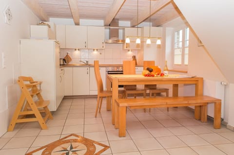 Kitchen & dining table in the apartment Sonnendeck