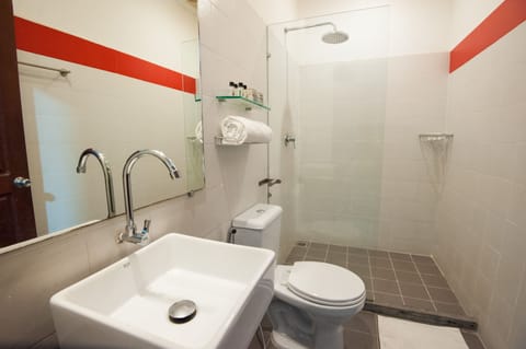 1 Bed in Standard 8 Bed Dorm | Bathroom | Shower, bidet