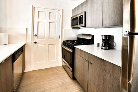 EatRestPlay with Day room | Private kitchen | Oven, stovetop, coffee/tea maker, cookware/dishes/utensils