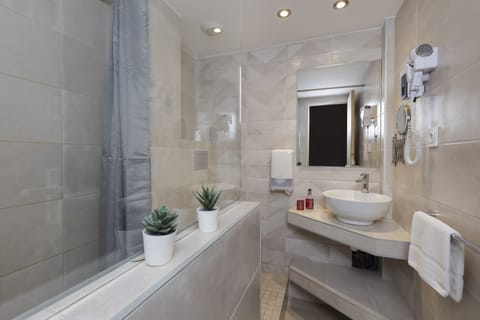 Standard Room, Valley side (2 Twin Beds) | Bathroom | Shower, free toiletries, hair dryer, towels