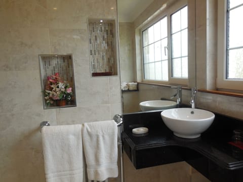 Single Room, Ensuite | Bathroom | Free toiletries, hair dryer, towels