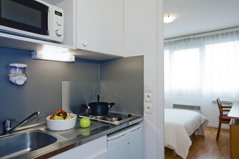 Studio | Private kitchenette | Fridge, microwave, stovetop, cookware/dishes/utensils