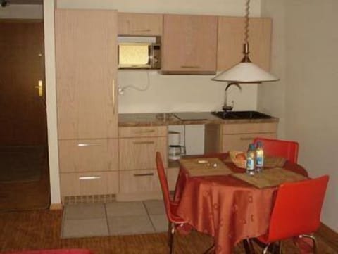 Studio, Kitchen | Private kitchenette | Fridge, microwave, stovetop, coffee/tea maker