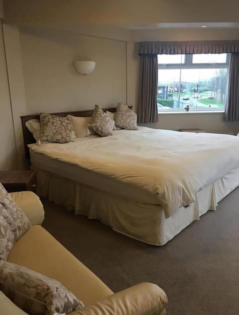 Luxury Suite | Desk, iron/ironing board, free cribs/infant beds, free WiFi