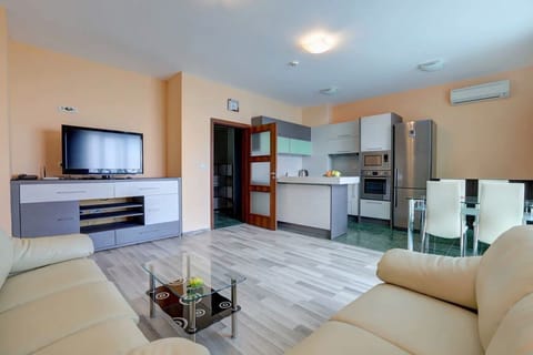 Panoramic Apartment | Living area | 60-cm flat-screen TV with cable channels, TV, Netflix