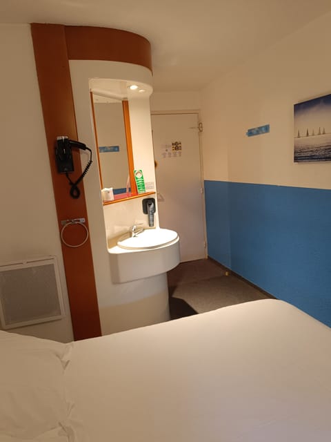 Desk, blackout drapes, free WiFi, bed sheets