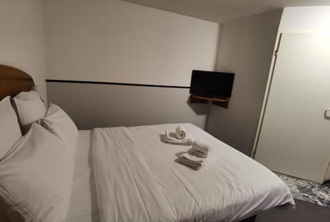 Standard Room, Mobility Accessible | Desk, blackout drapes, soundproofing, iron/ironing board